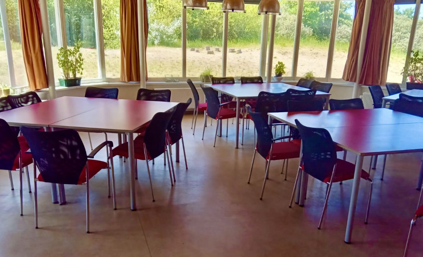 Grote zaal met nieuwe stoelen